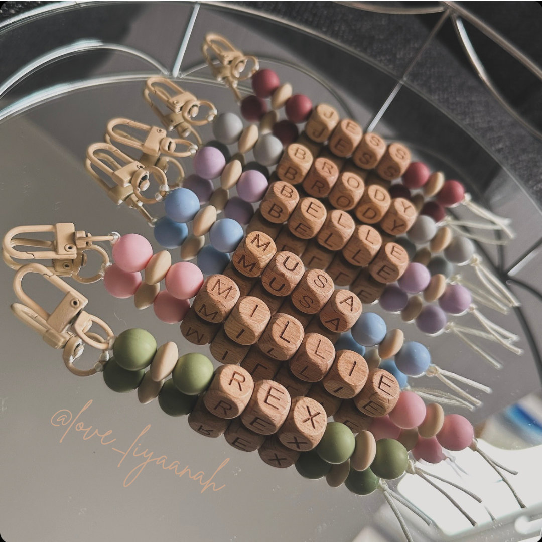 맞춤형 키체인 - 1PC 맞춤형 너도밤나무 비드 문자  - Event Suppliers 리뷰 및 가격